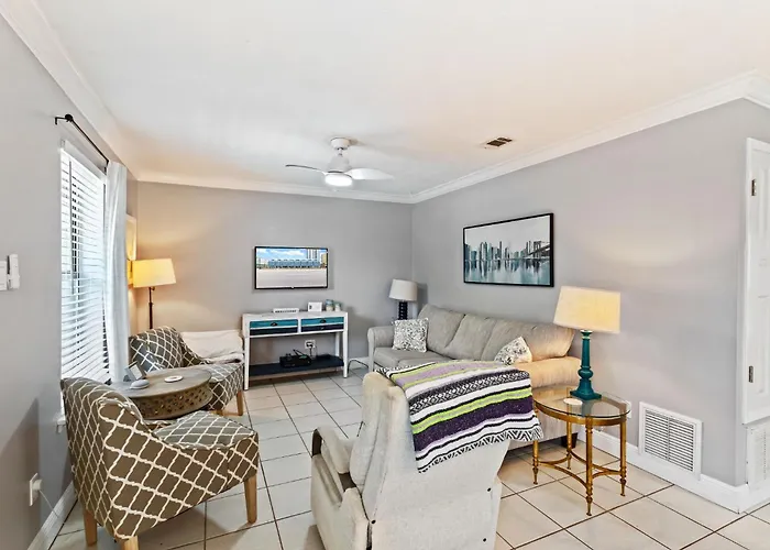 2-Bedroom Condo On Gulf Shores Beach W/Pool