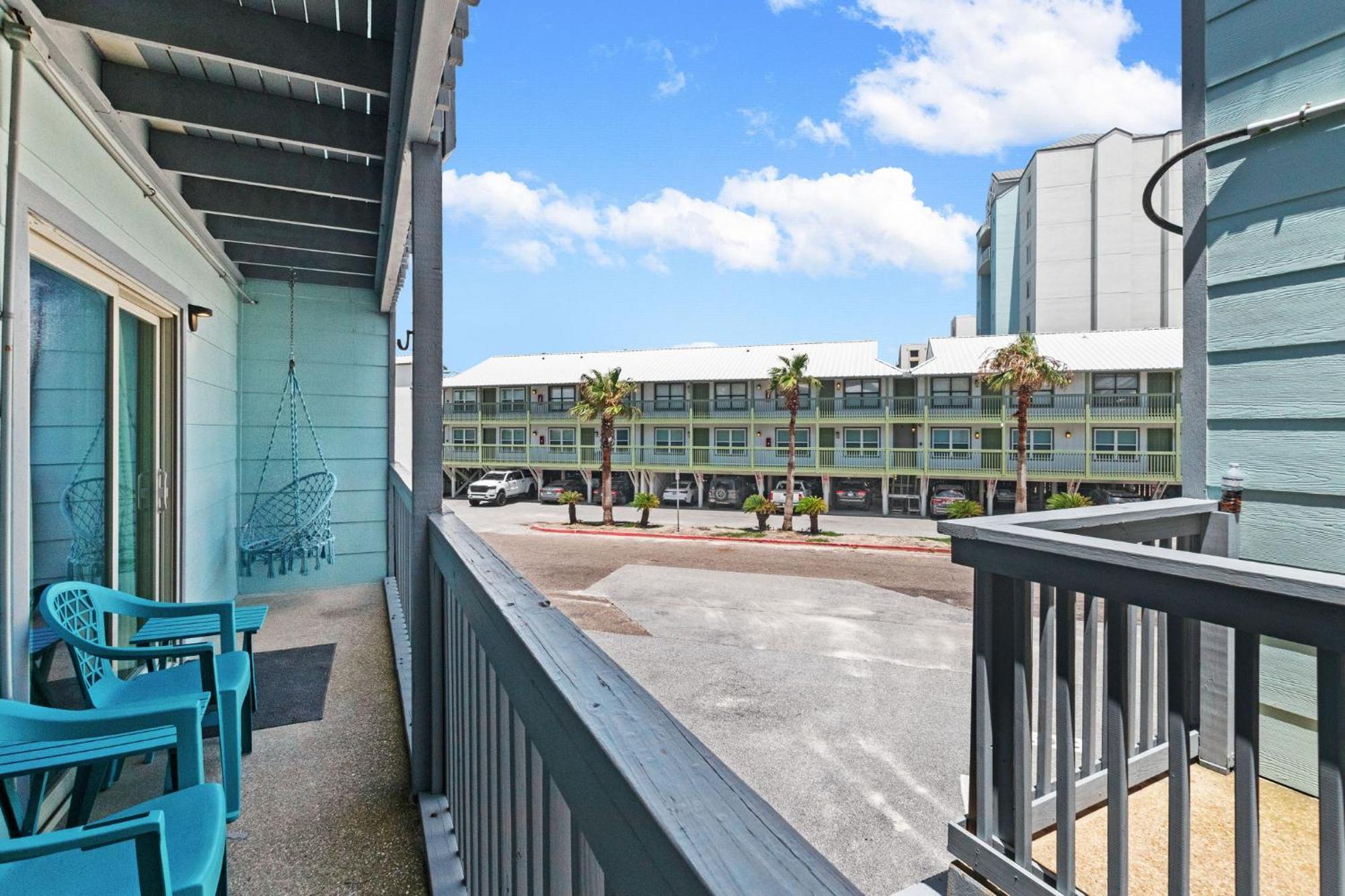 2-bedroom On W/pool Apartment
