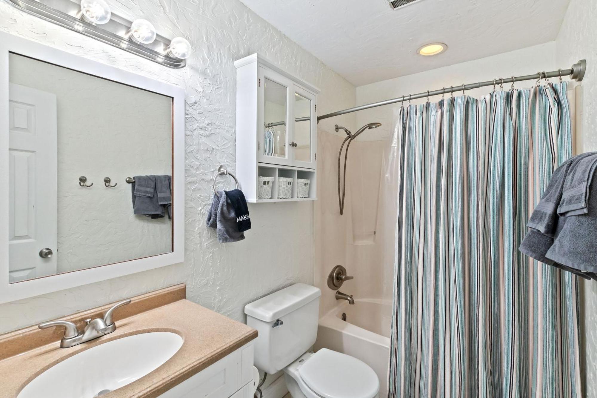 Apartment 2-bedroom On W/pool Gulf Shores